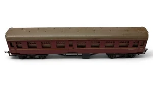 Tri-ang OO Gauge - BR Composite Coach M24001 - Maroon - Picture 1 of 3