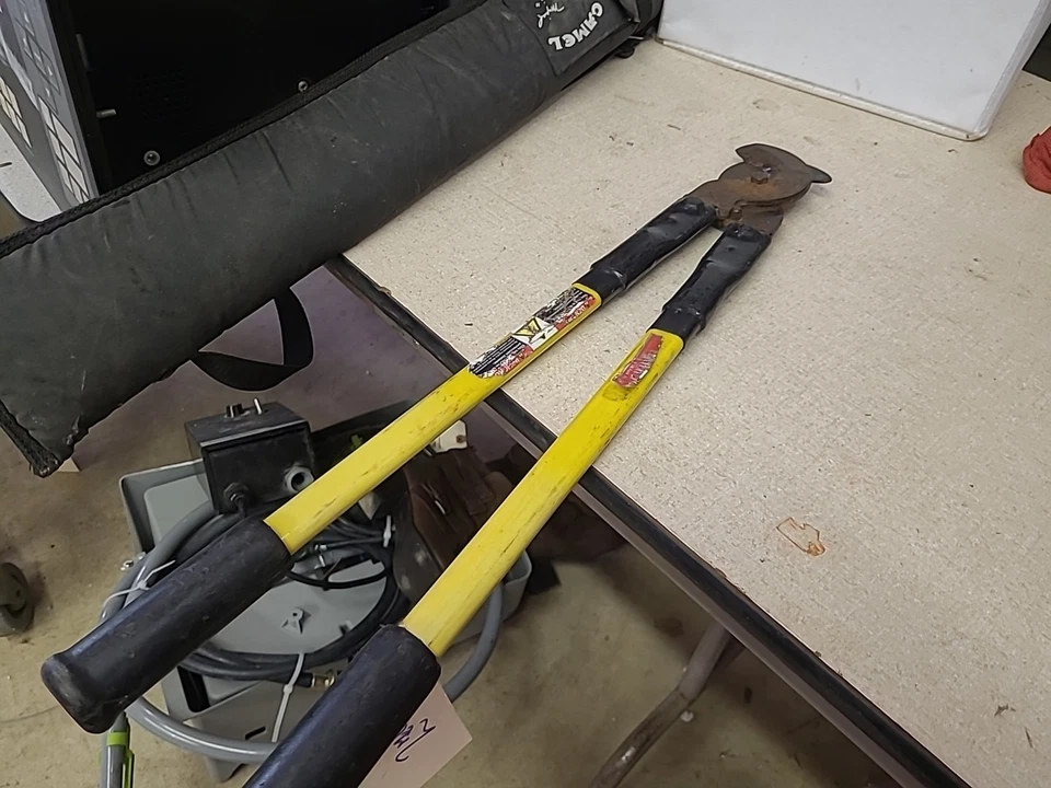 HK Porter 0290FCS Copper / Aluminum Cutter Cable Shear 1-3/8'' Capacity - Image 1 of 4