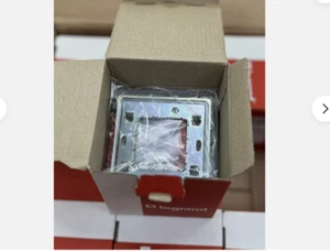 Legrand Mosaik - 748 26 - Ein Gang 1/2 Mosaikmodul Einbaurahmen für BS Boxen - Bild 1 von 2