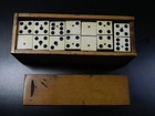 Antikes Domino Spiel mit Holzschatulle und 28 Steinen Knochen  und Holz
