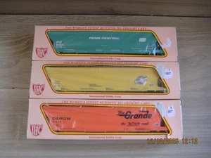 IHC Model Railways 3 BOGIE BOX WAGONS TYCO style couplings No1 - Picture 1 of 1