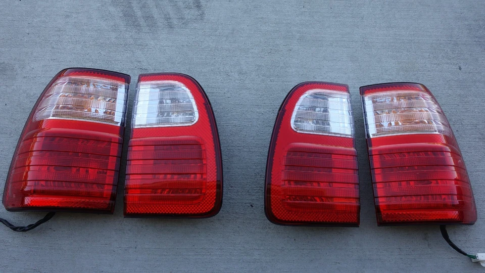 Par de luces traseras originales Lexus LX470 2000 2001 Cygnus luces traseras OEM Foto 1 de 4