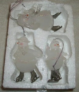 CHRISTMAS AROUND THE WORLD Snow Family Skaters Ornaments 3 Pc Set Mom Dad Child - Picture 1 of 2