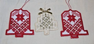 3 adornos navideños noruegos Hardanger de encaje 2 campanas 1 árbol NUEVO listo para colgar - Imagen 1 de 4