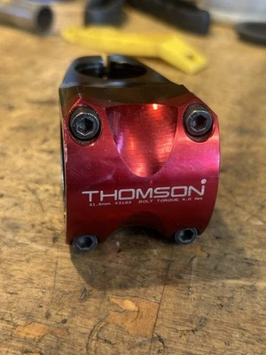 Thomson Elite X4 31,8 mm 1 1/8 0d x 50 mm vástago negro con placa frontal anodizada roja Foto 1 de 4