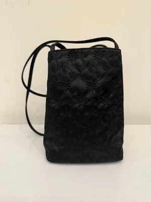 Monedero Nine West Negro Satinado Margarita Floral Bordado Talla S-M, Bolsillo con Cremallera Foto 1 de 4