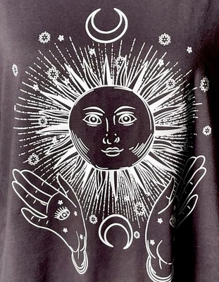 女式 M 码短袖太阳月亮套衫 T 恤超大深灰色二手状况完好 — 第 1/4 张图片