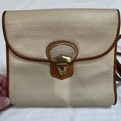 Bolso Mensajero Dooney & Bourke Pequeño Bloqueo Tostado y Marrón Foto 1 de 4