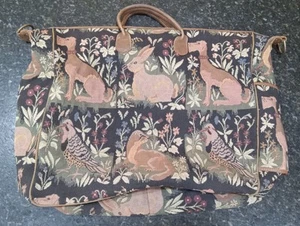 Bolso de Mano De Colección Conejitos Perros Nutrias Animales del Bosque Tapiz Fin de Semana Asas de Cuero - Imagen 1 de 8