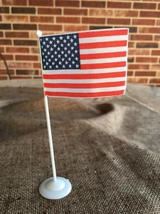 Vintage NOS Mini Stoff USA Flagge, Kunststoff Stange Puppenhaus Weihnachten, Zug Dorf - Bild 1 von 7