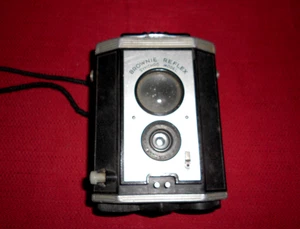 VINT EASTMAN KODAK BROWNIE REFLEX SYNCHRO MODEL!    BUY IT NOW! - Picture 1 of 9