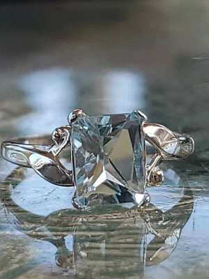 Anillo de aguamarina con corte esmeralda creado en laboratorio de oro blanco macizo de 10 quilates  Foto 1 de 4