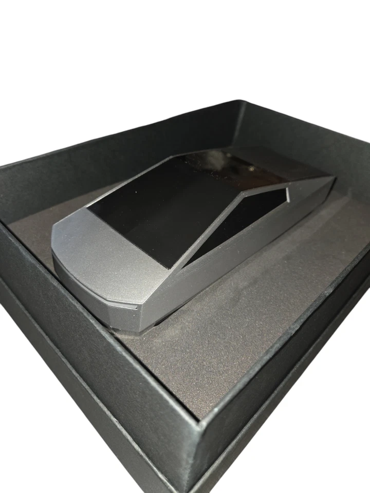 Camión cibernético levitante Tesla modelo a escala 1:24 edición coleccionista TSLA Foto 1 de 4