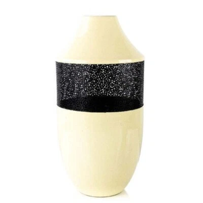 Jarrón de metal beige con malla de patrón negro Foto 1 de 4