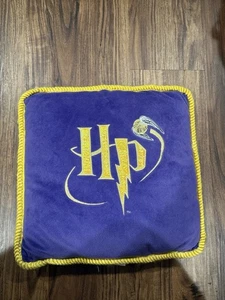 NUEVO CON ETIQUETAS Almohada Decorativa Harry Potter SNITCH Púrpura/Dorada Rara, Difícil de Encontrar - Imagen 1 de 4