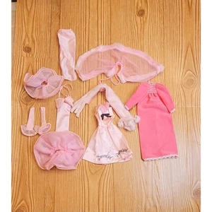 Konvolut 9 Barbie Kleidungsstücke 2 Kleider Robe Rock Cape und Zubehör rosa - Bild 1 von 8