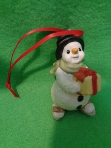 2 x Schneemann mit Schlittschuhe und Geschenk 8 cm von Goebel - Picture 1 of 1