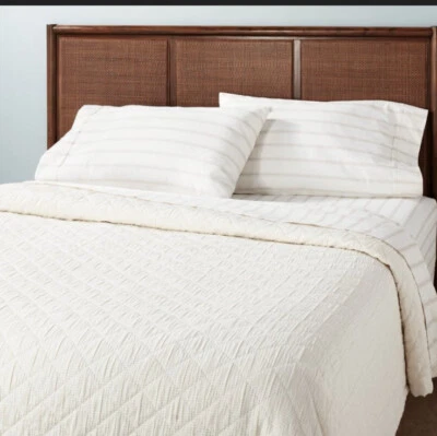 Edredón matelassé Hearth & Hand Magnolia Full/Queen Diamond Stripe Twilight Taupe Foto 1 de 4