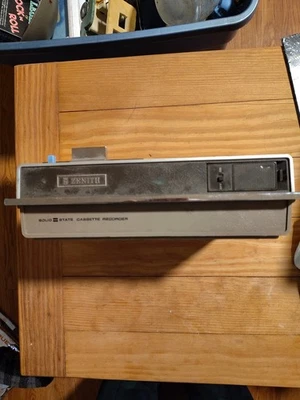 Grabadora de casete de estado sólido Zenith Foto 1 de 3