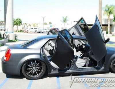 Chrysler 300 2004-2010 SOMENTE TRASEIRA Parafuso em Portas Verticais Inc kit portas lambo - Imagem 1 de 3