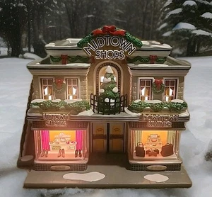 DEPT 56 MIDTOWN SHOPS WEIHNACHTEN Schneedorf #55334 ZURÜCKGENOMMEN mit Licht 2003 - Bild 1 von 18