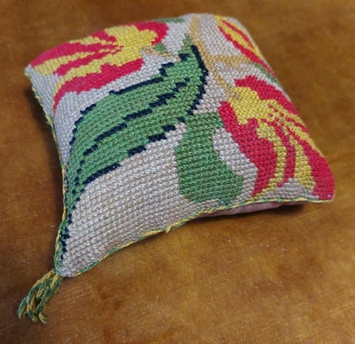 Coussin pique aiguille tapisserie début XXème - Photo 1/4