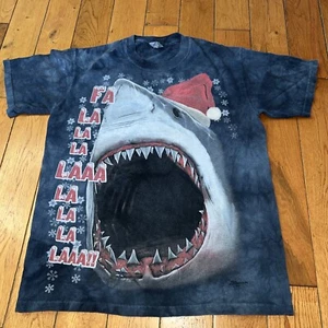 Camiseta The Mountain Azul Teñida Vacaciones Manga Corta Hombre Talla Pequeña Gráfico de Tiburón - Imagen 1 de 5