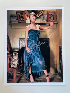 Lena Headey handsigniertes Autogramm auf einem Großfoto (21,5 x 28 cm) - Bild 1 von 1