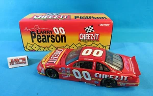 Coche diecast Action Racing Larry Pearson #00 Cheez It 1:24 con caja NASCAR 1999 - Imagen 1 de 8