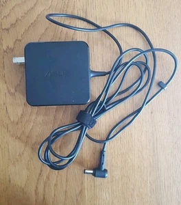 Asus AC Adapter Model AD2131M20 Input 100-240V 0.8A Output 19V 1.75A 33.0W - Bild 1 von 5