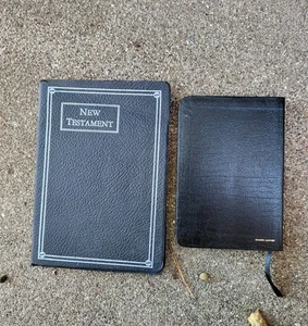 Lot of 2 New Testament Bibles New Living Translation Leather Cover VGC & Other  - Bild 1 von 9