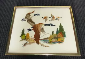 Vintage 70 anni '70 Completato Ricamo Crewel Autunno Volo Oche Tramonto 21x17" - Foto 1 di 10