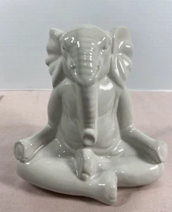 FIGURA DE ELEFANTE YOGA PORCELANA BLANCA CELADÓN 6,5"" de alto - Imagen 1 de 6