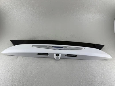 Fabricante de equipos originales | Chrysler Pacifica 2017-2020 puerta levadiza trasera matrícula moldura con cámara Foto 1 de 4