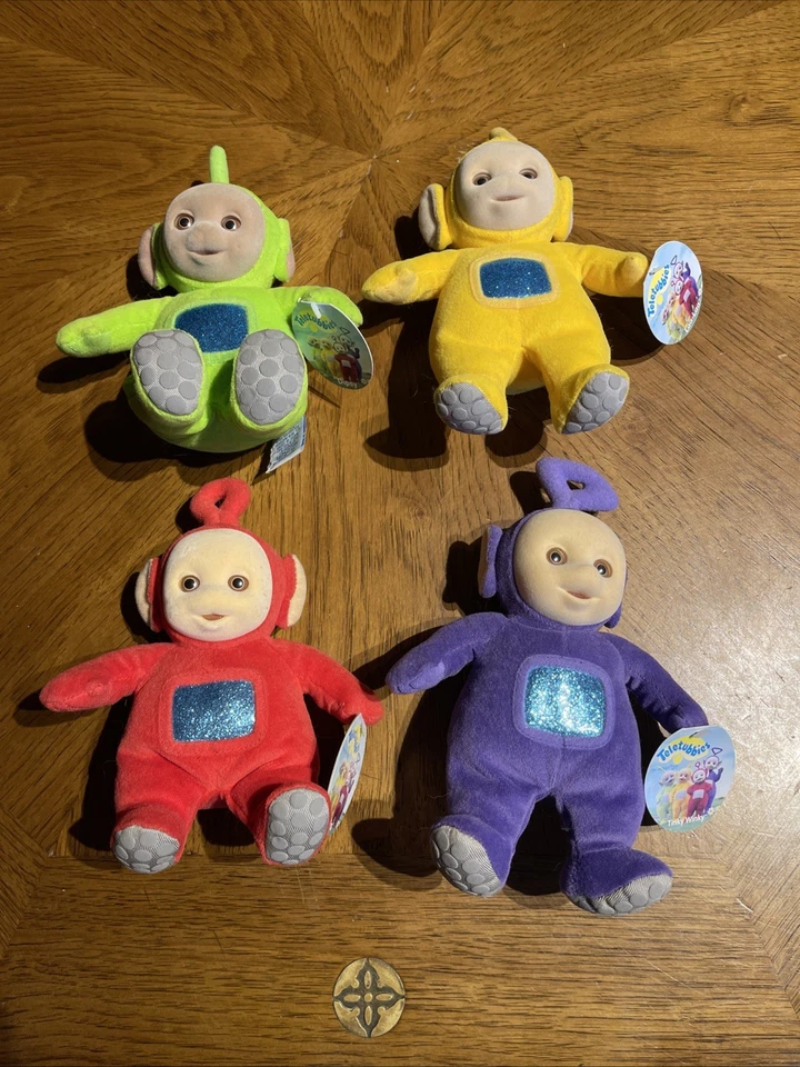 🌈 Lote de muñecas de peluche Teletubbies 💜❤️💚💛 Juego completo de 4 con etiquetas ⭐ 1998 Eden Foto 1 de 4
