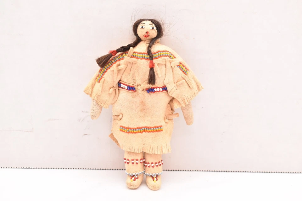 Muñeca nativa americana vintage india sioux con cuentas con flecos de cuero 5,5" de alto- Foto 1 de 4