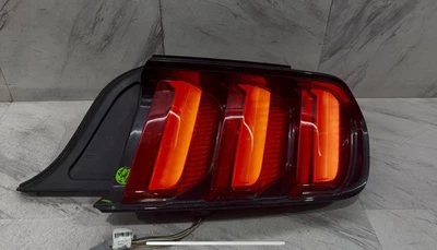 Ford Mustang 2015 2017 conjunto de luces traseras exteriores OEM lado derecho del pasajero LED Foto 1 de 4