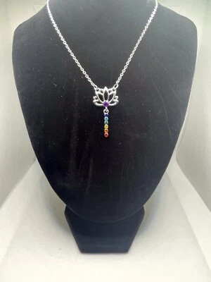 Colar com pingente de flor de lótus 7 chakras - Imagem 1 de 4