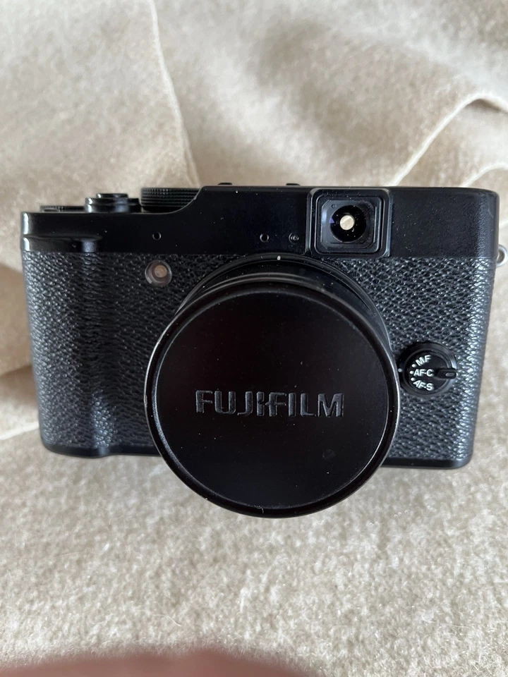 Fujifilm FinePix X Series X10 12.0  MP Digitalkamera - Schwarz - Bild 1 von 4