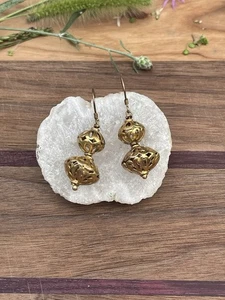 Pendientes colgantes vintage de metal estilo bohemio con cuentas filigrana tono dorado - Imagen 1 de 4
