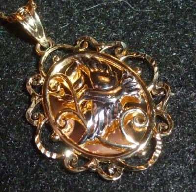 COLGANTE "PALOMA VOLADORA DE FE" CON INSCRIPCIÓN EN ORO MACIZO DE 10K Y COLLAR DE ORO DE 10K - 1,78 G Foto 1 de 4