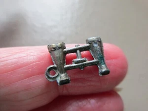 ANTIGUOS DE COLECCIÓN BINOCULARES DE METAL PLATA OSCURA GAFAS FOB COLGANTE ANTIGUO - Imagen 1 de 6