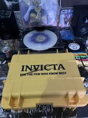 Lote de 6 relojes Invicta, estuche rígido de 8 ranuras, sombreros y exhibición de réplica de autos de carreras Foto 1 de 4