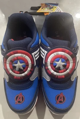 Zapatilla deportiva iluminada Marvel Capitán América para niños pequeños interruptor de encendido/apagado Foto 1 de 4