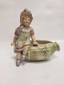 Porzellan Figur Mädchen sitzend auf einer Schale - Bild 1 von 5