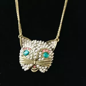 BETSEY JOHNSON GREEN EYED CAT PENDANT ANTIQUE GOLD TONE BIB NECKLACE - Picture 1 of 3