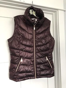 Damen Calvin Klein Puffy Steppweste Gr. L Burgund mit roségoldenen Reißverschlüssen - Bild 1 von 7