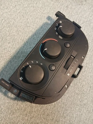 05-07 Saturn Relay Buick Terraza 05-09 Uplander HVAC AC Heater Control Unit - Image 1 of 4