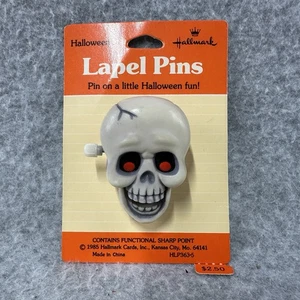 Vintage 1985 Hallmark Halloween Skull Lapel Pin Wind-Up NOS on Card WORKS! - Picture 1 of 4