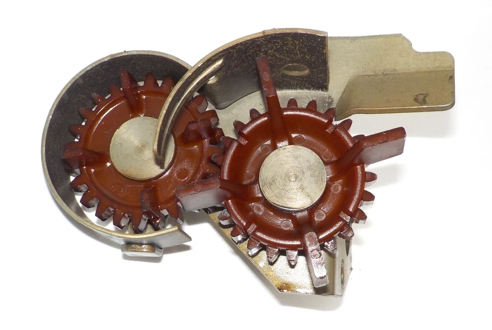 Briggs & Stratton 16HP, 402707 Oil Slinger 393415 (gear, governor) (Lot 760) - Image 1 of 4